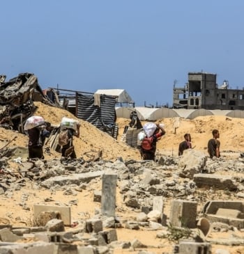 España lanza en Gaza 5.500 raciones de comida y denuncia la "hambruna [...]