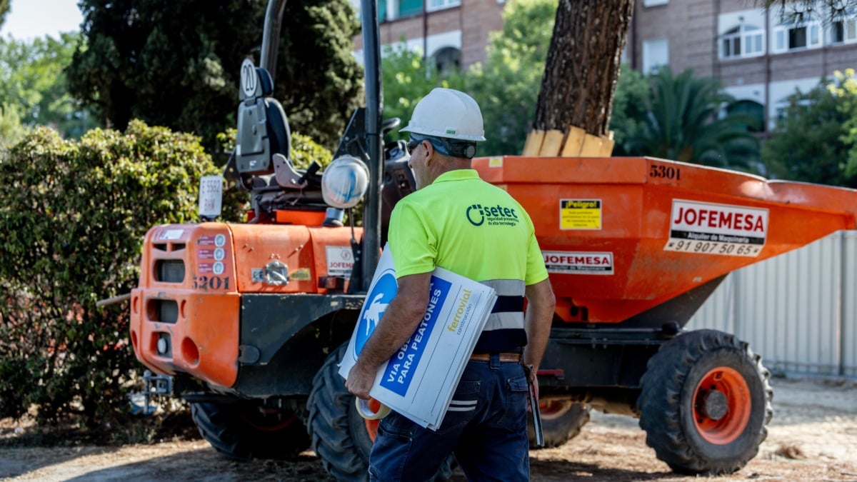 Un obrero trabaja durante el inicio de la segunda fase de las obras de Parque Castellana.