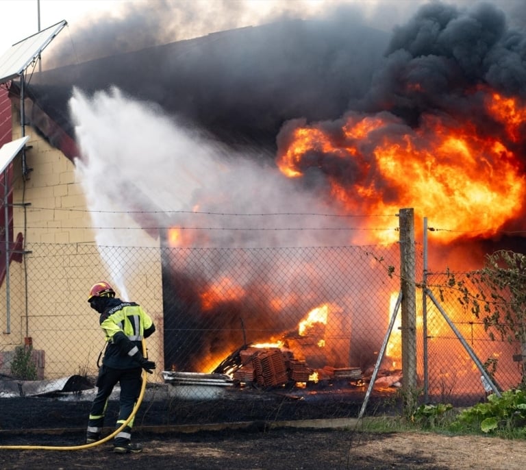 Suben a ocho los pueblos desalojados en Zamora por dos incendios de máxima gravedad