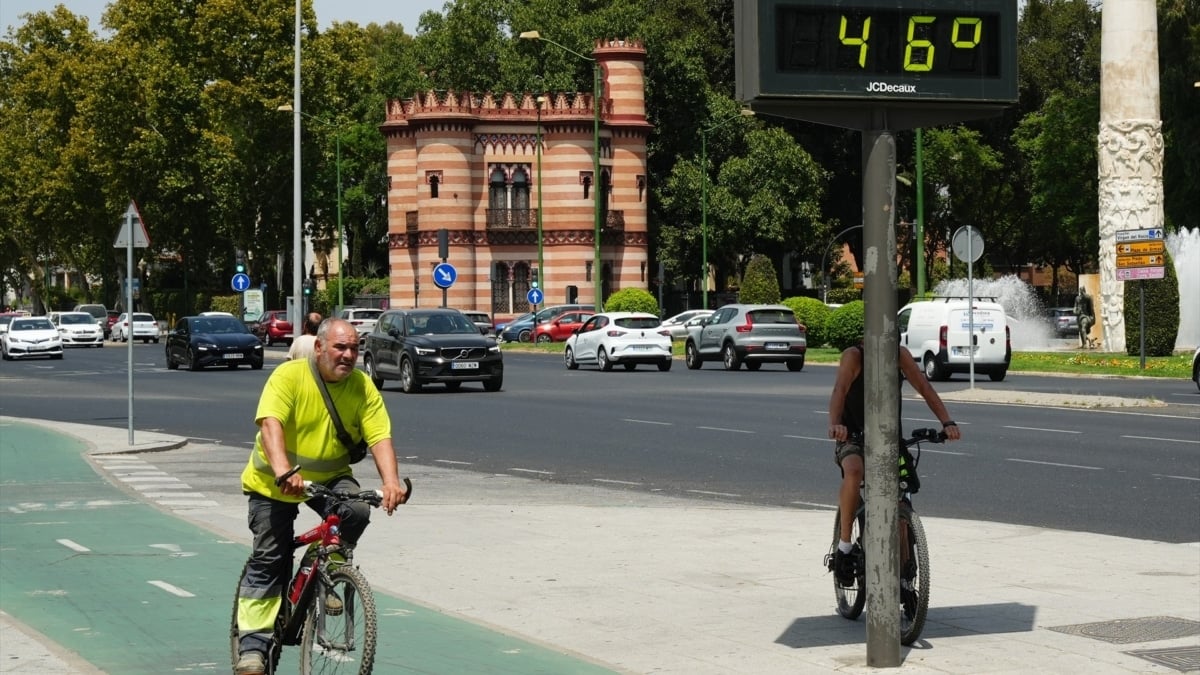 Ciclista por las calles de Sevilla en plena ola de calor