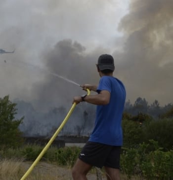 Muere un voluntario que trabajada en la extinción de un fuego en [...]