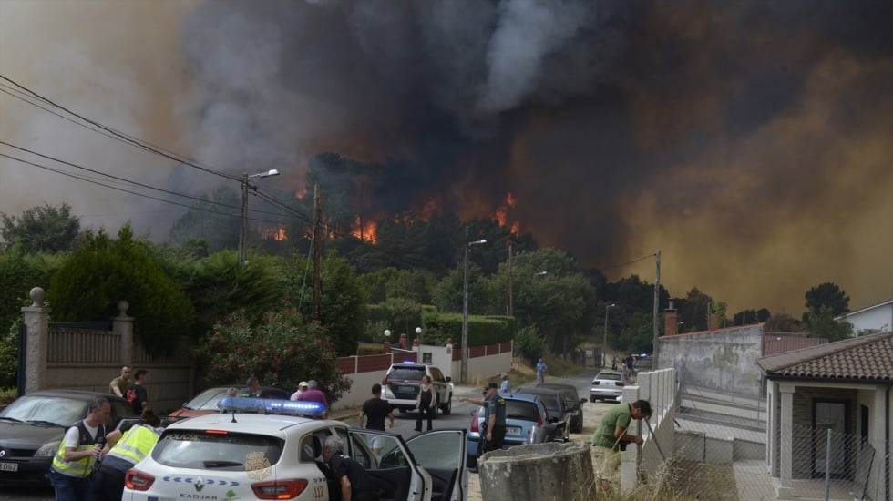 La ola de incendios sin controlar en Galicia avanza con 8.000 hectáreas arrasadas