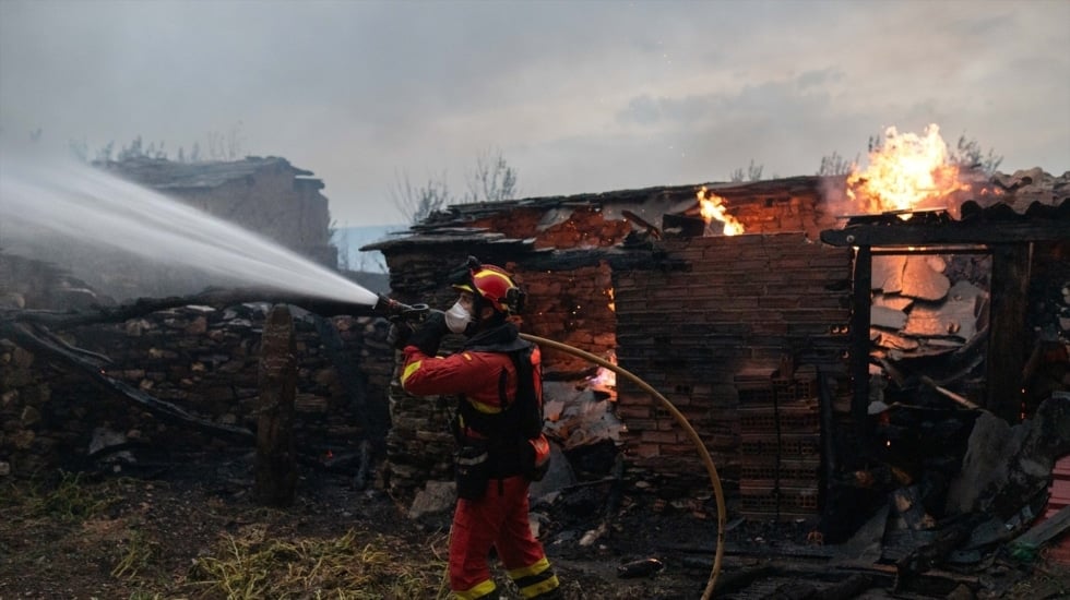 El operativo no puede con el incendio de Molezuelas y desalojan a 5.500 personas