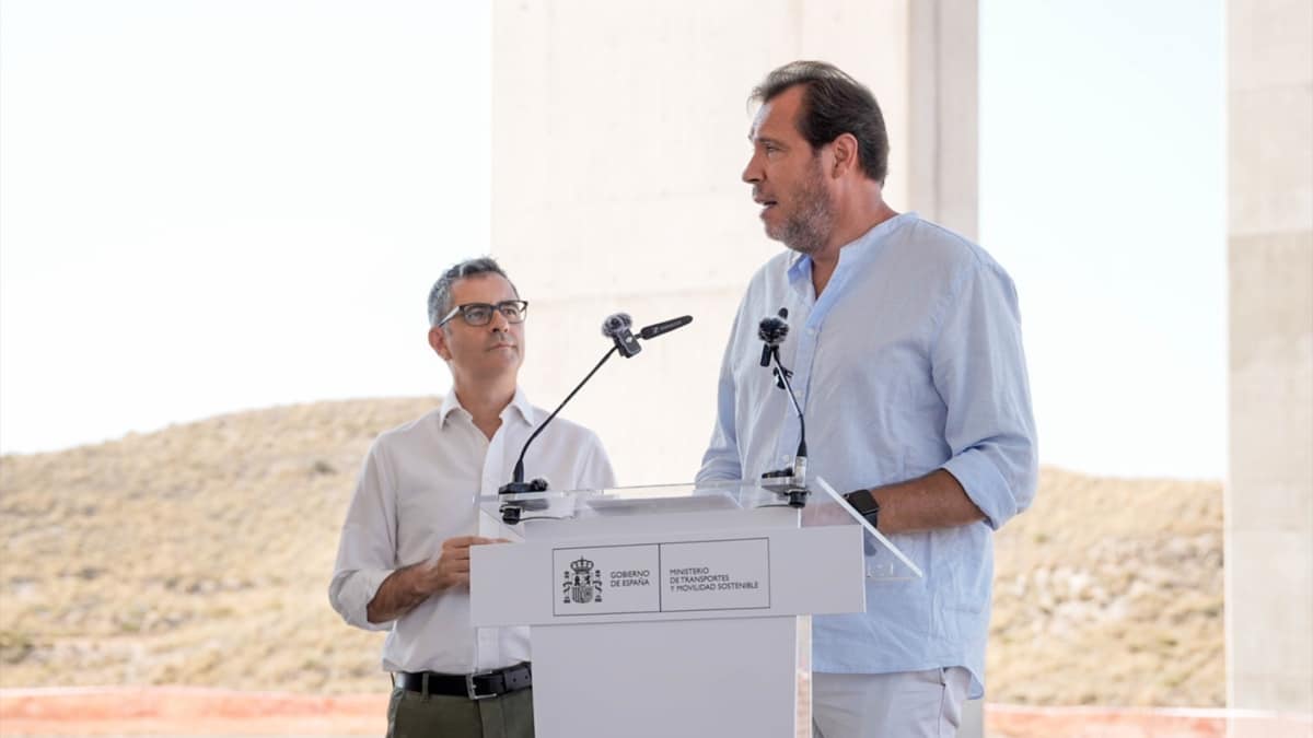 Puente defiende sus mensajes sobre los incendios y acusa al PP de irresponsables: "Esto no tiene gracia"