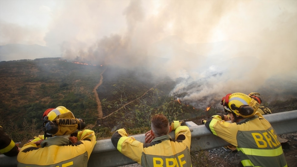 Diez cuadrillas trabajan con contrafuegos en el incendio de Porto (Zamora)