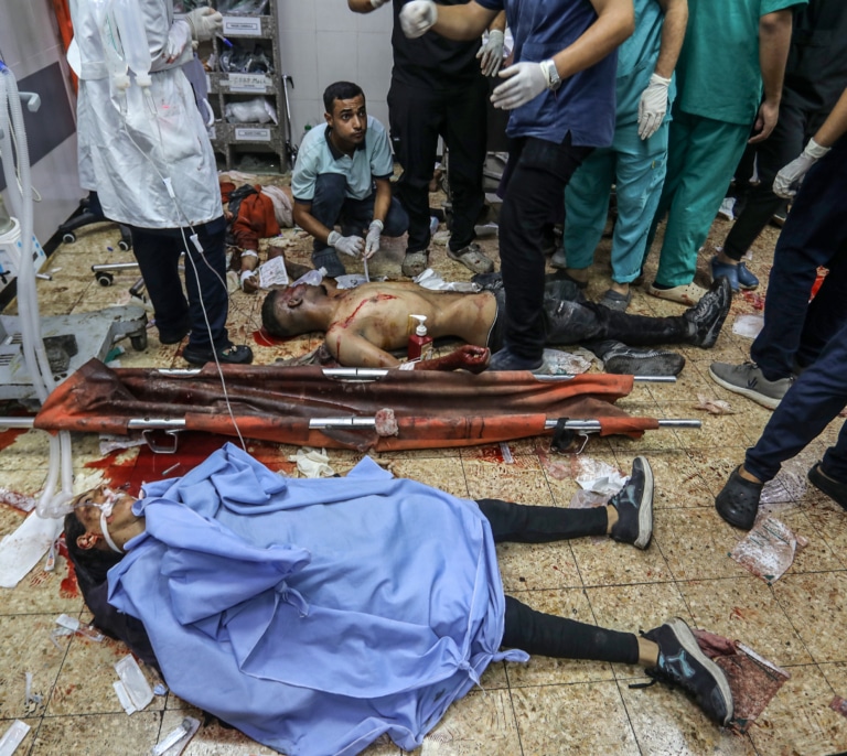 Israel atacó con tres proyectiles a los periodistas en el hospital de Gaza, denuncian supervivientes y testigos