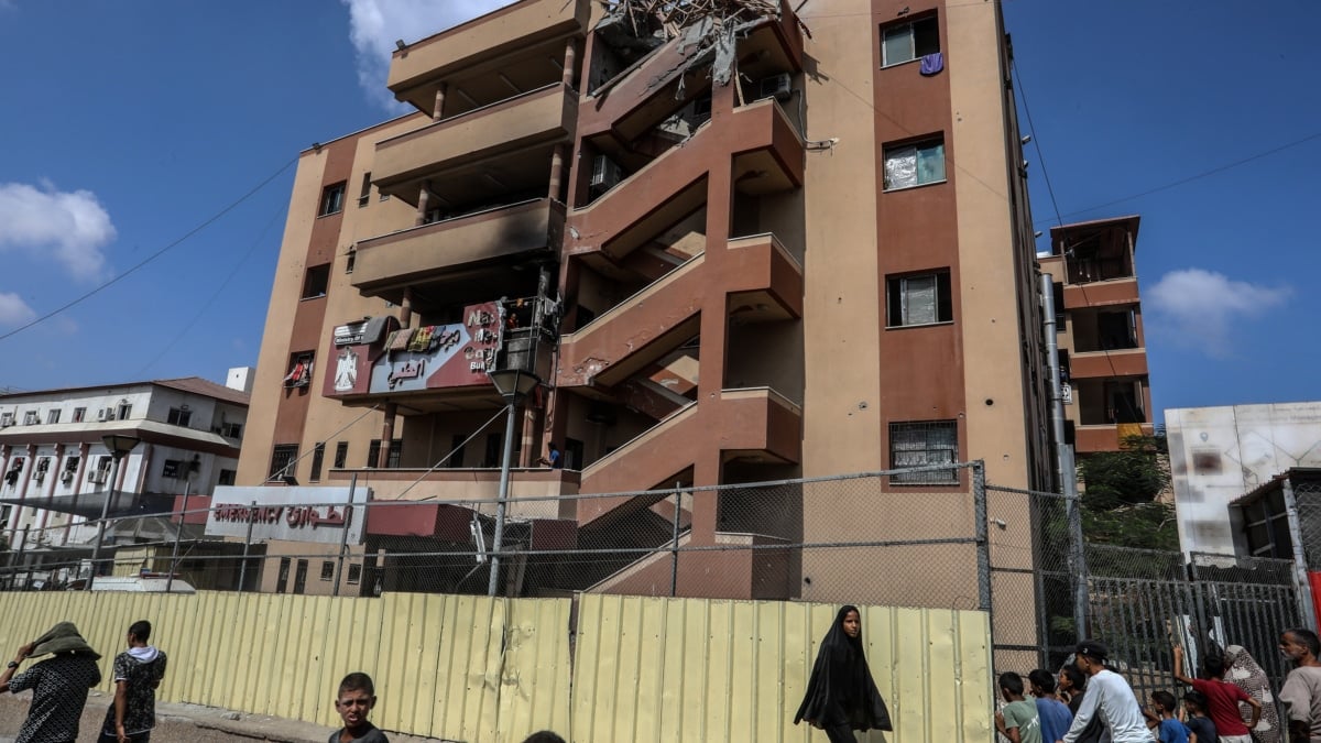 Israel se escuda ahora en una supuesta cámara de Hamás para justificar el doble ataque contra un hospital en Gaza que asesinó a 20 personas