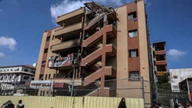 Israel se escuda ahora en una supuesta cámara de Hamás para justificar el doble ataque contra un hospital en Gaza que asesinó a 20 personas