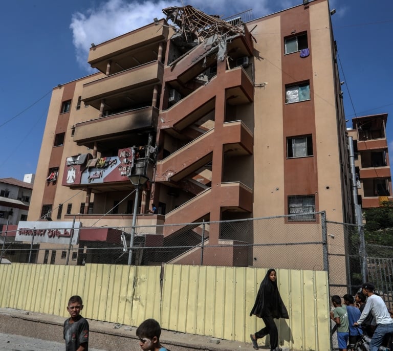 Israel se escuda ahora en una supuesta cámara de Hamás para justificar el doble ataque contra un hospital en Gaza que asesinó a 20 personas