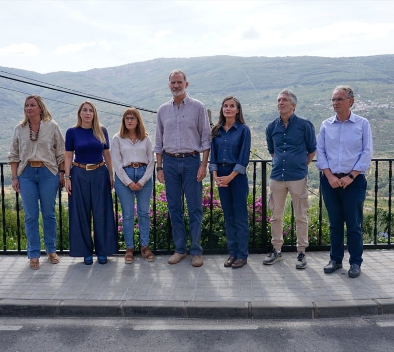 Los reyes inician su visita a las zonas afectadas por el incendio de Jarilla (Cáceres)
