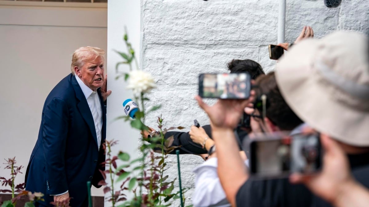 Trump responde a preguntas de la prensa cerca de la rosaleda de la Casa Blanca, en Washington.