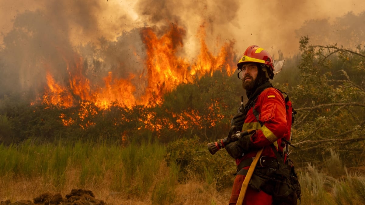 Un efectivo de la Unidad Militar de Emergencias (UME) en la localidad de A Espasa, durante el incendio forestal en Chandrexa de Queixa (Ourense).