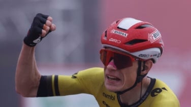 Vingegaard gana y se pone líder de La Vuelta tras sufrir una caída