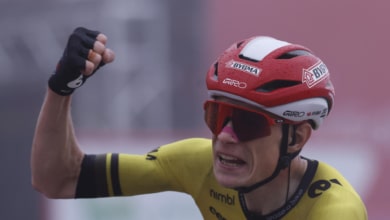 Vingegaard gana y se pone líder de La Vuelta tras sufrir una caída