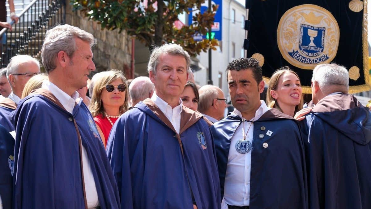El presidente del Partido Popular, Alberto Núñez Feijóo (2i), y el presidente de la Xunta, Alfonso Rueda (1i), durante la Feria del Albariño de Cambados 2025.