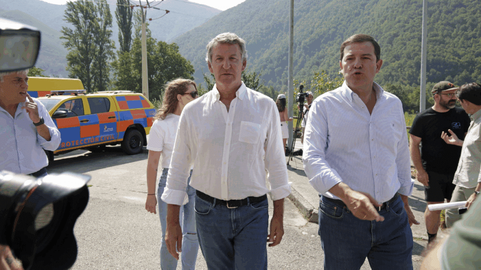 Feijóo alerta de una “crisis nacional” por los incendios y pide más medios militares