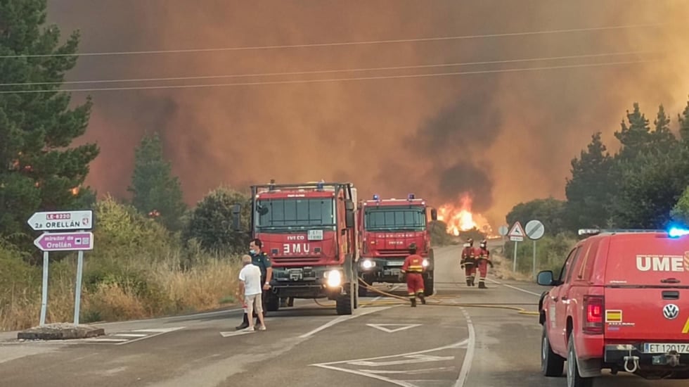 Vuelven a sus casas los vecinos desalojados por el incendio de Yeres (León) excepto los de Voces