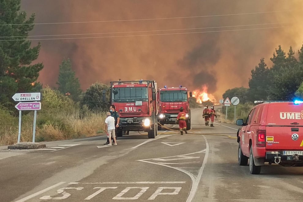 Miembros de la Unidad Militar de Emergencias (UME) combaten las llamas en la localidad de Las Médulas, en la comarca leonesa de El Bierzo, este lunes