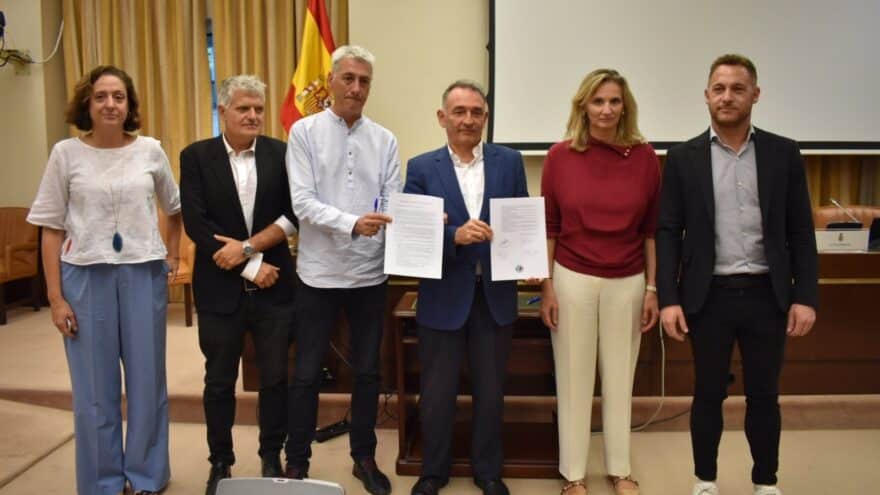 Algunos representantes políticos en el Congreso tras la firma del manifiesto conjunto propuesto por Mandato por el Clima, en septiembre de 2024