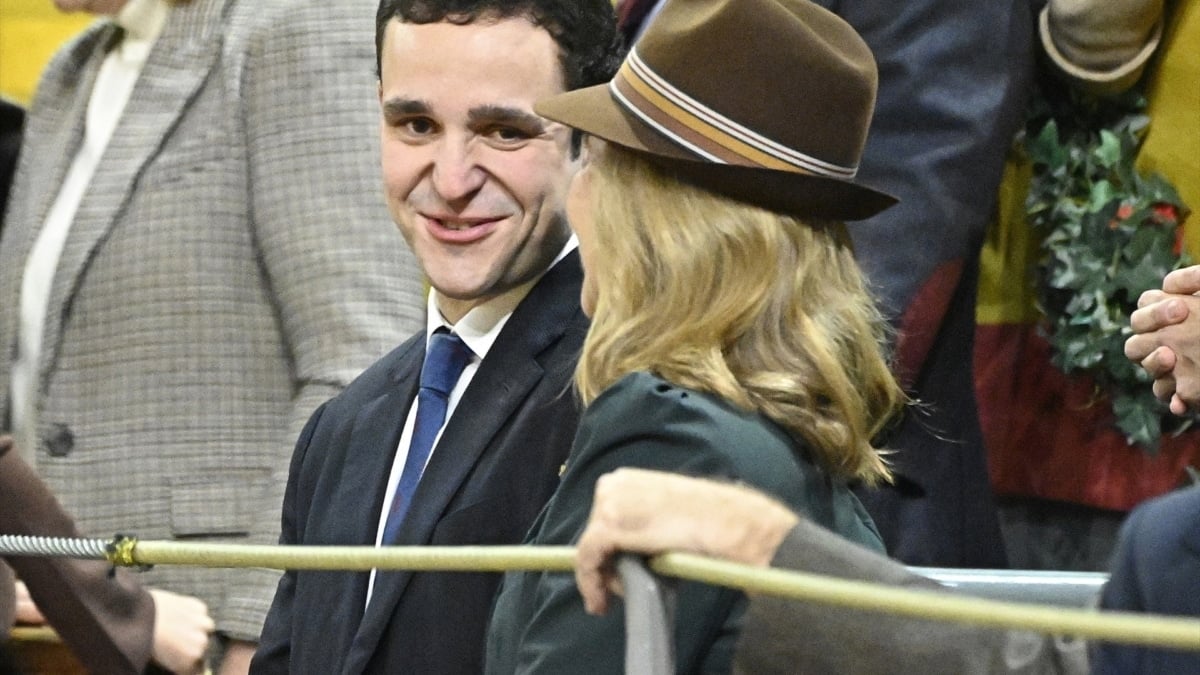 Froilán, junto a su madre Elena de Borbón, durante una corrida a finales de 2024