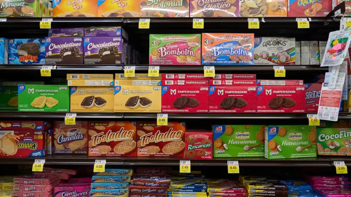 Estantería de galletas en un supermercado.