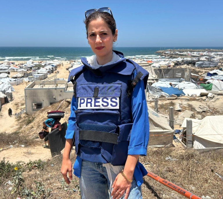 El grito de una periodista desde Gaza: “Tenemos miedo, hambre y cansancio pero no dejaremos de informar hasta que acabe esta carnicería”