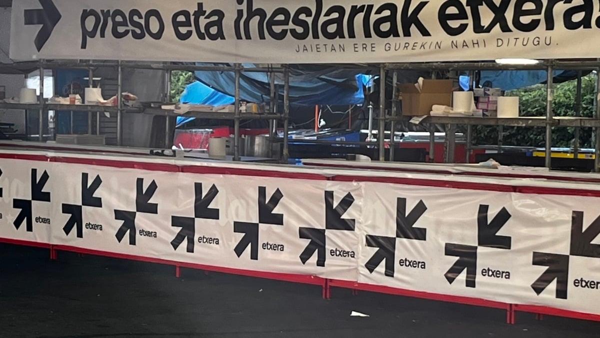 El Ayuntamiento de Vitoria retira diariamente carteles por los presos de ETA en fiestas