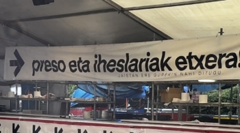 El Ayuntamiento de Vitoria retira diariamente carteles por los presos de ETA en fiestas