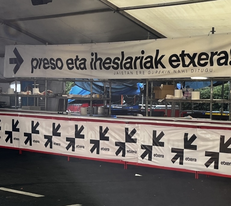 El Ayuntamiento de Vitoria retira diariamente carteles por los presos de ETA en fiestas