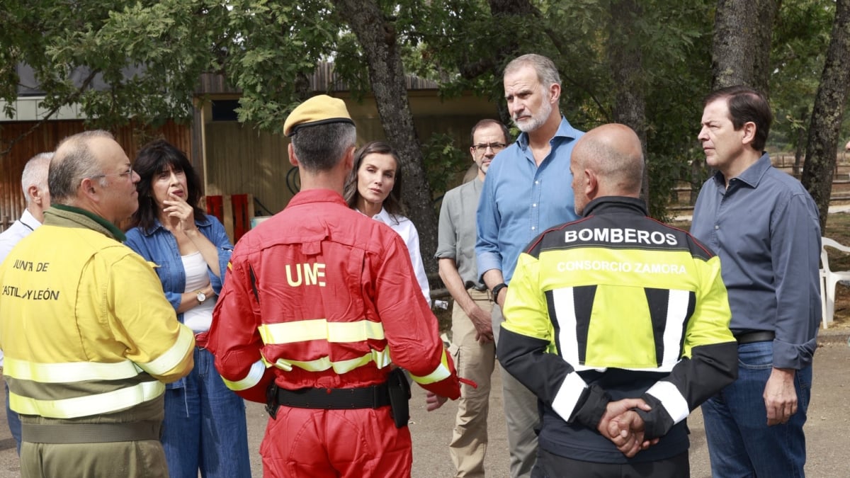 Los reyes visitan las zonas más afectadas por los incendios en Sanabria y Las Médulas