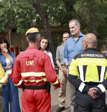 El rey en su visita a las zonas afectadas por los incendios [...]