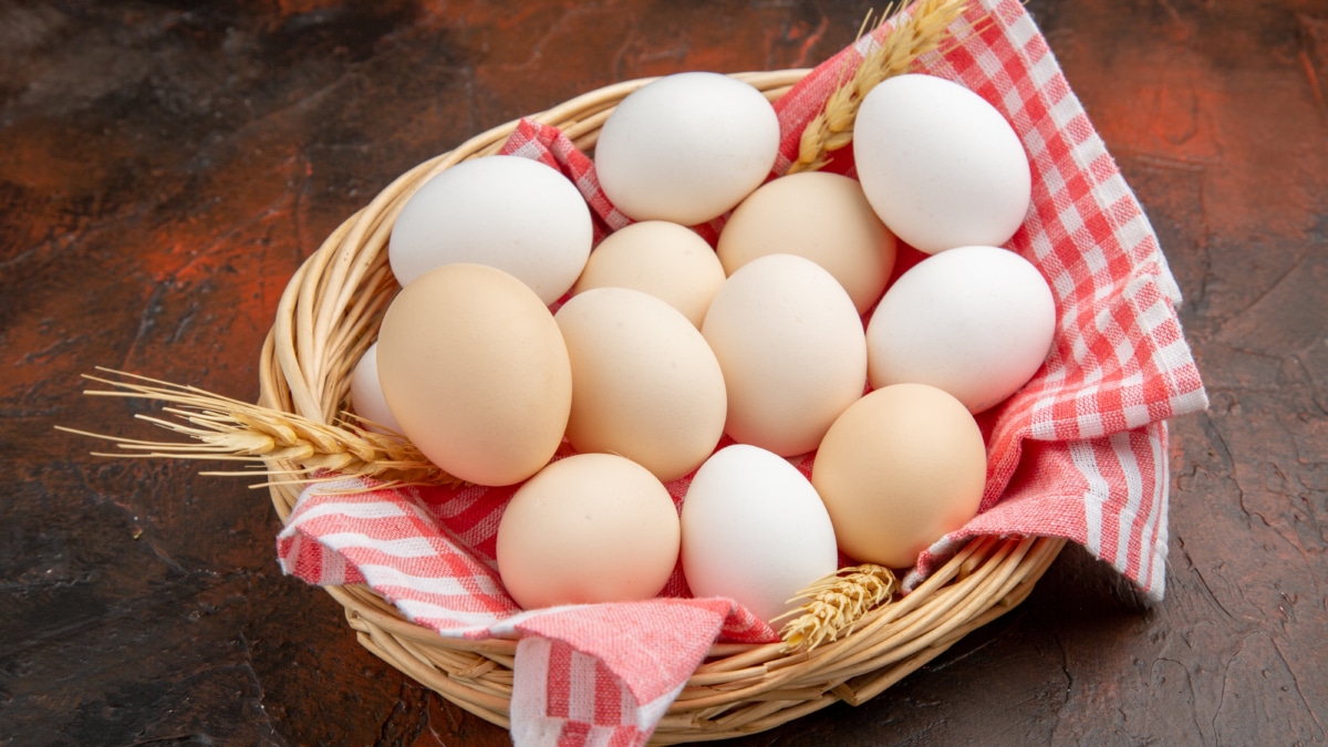 ¿Cuánto tiempo se pueden quedar los huevos fuera de la nevera?