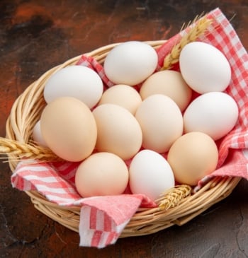 ¿Cuánto tiempo se pueden quedar los huevos fuera de la nevera?