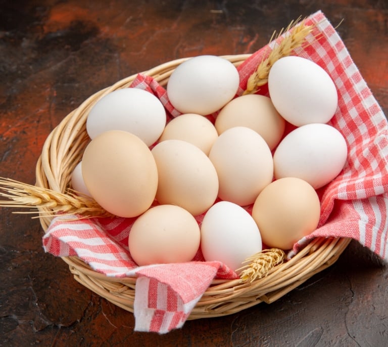 ¿Cuánto tiempo se pueden quedar los huevos fuera de la nevera?