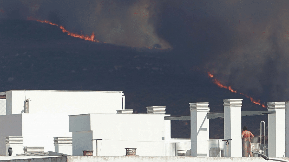 Medios terrestres y aéreos operan en el incendio de la Sierra de la Plata, en Tarifa.