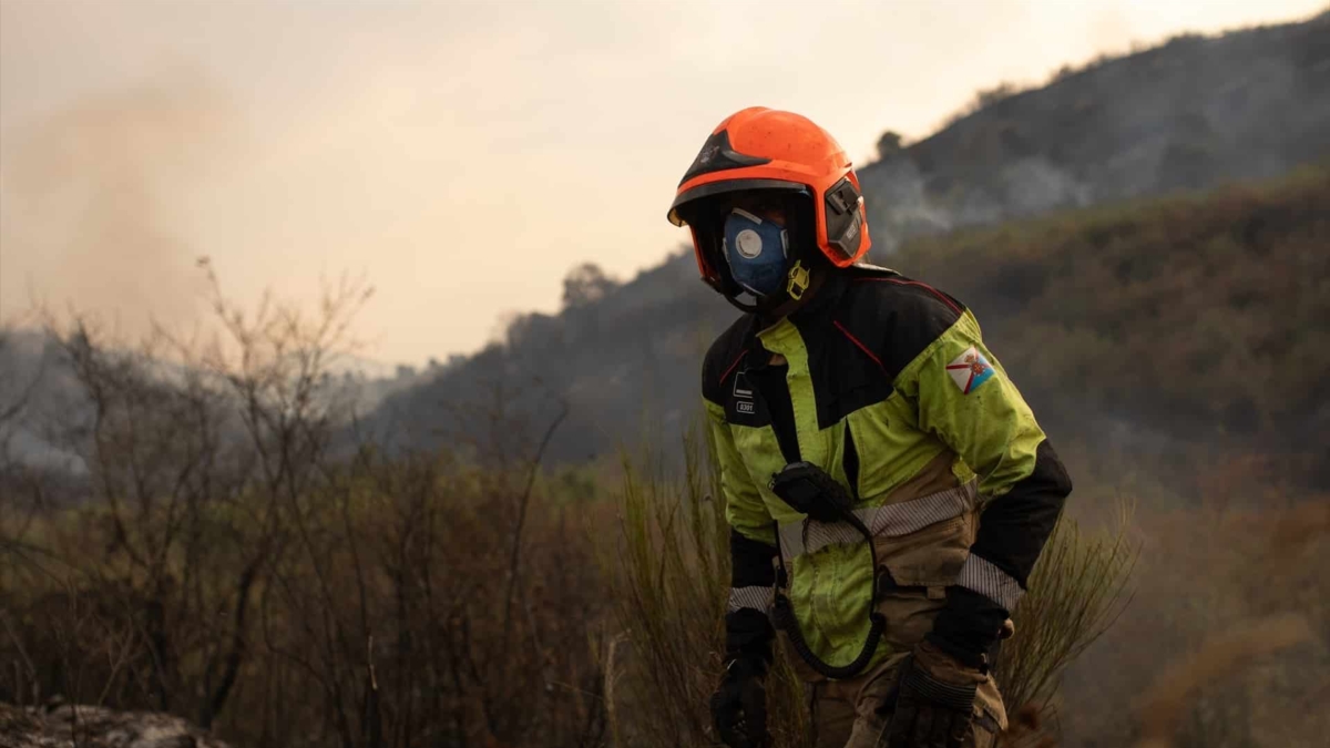 Un bombero trabaja en las tareas para la extinción en Molinaseca (León)