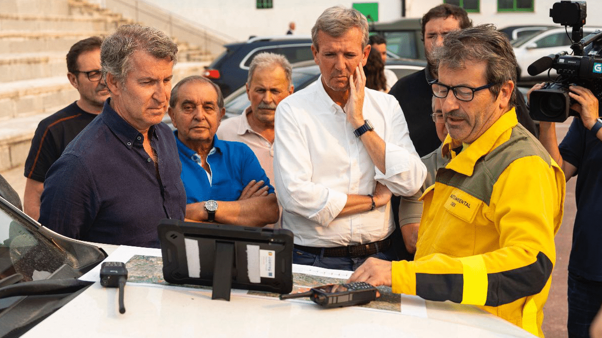 Alberto Núñez Feijóo durante su visita la tarde de este miércoles al puesto de control de mando avanzado de extinción de incendios de Chandrexa de Queixa (Ourense) junto al presidente de la Xunta de Galicia, Alfonso Rueda.