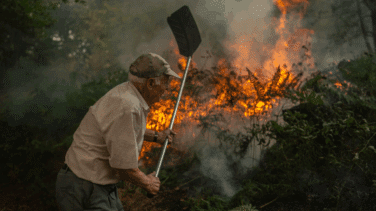 Los incendios incrementan la ofensiva del Gobierno sobre Mañueco y Moreno con el telón de fondo electoral
