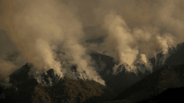 Un respiro en la lucha contra los incendios: Galicia estabiliza su mayor fuego mientras persisten focos en León y Asturias