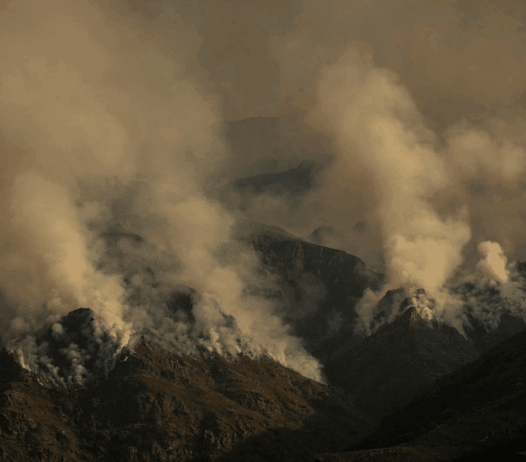 Un respiro en la lucha contra los incendios: Galicia estabiliza su mayor fuego mientras persisten focos en León y Asturias
