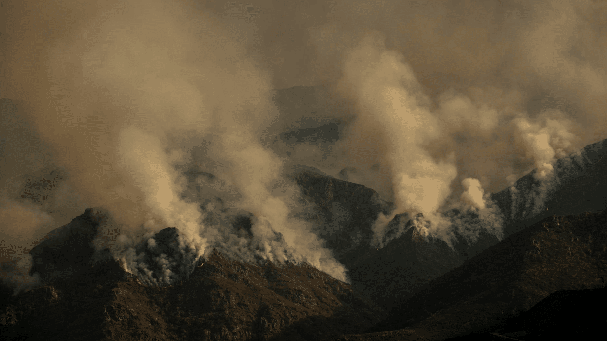 Vista del incendio que permanece activo en Casaio, Carballeda de Valdeorras (Ourense), este sábado.