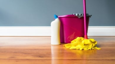 El truco viral para que la fregona siempre deslice sobre el suelo como el primer día