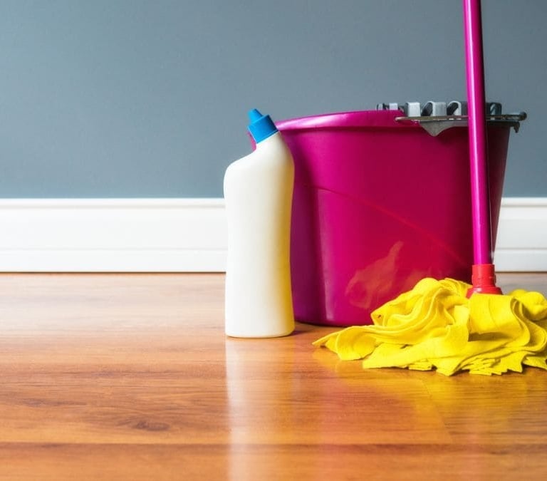 El truco viral para que la fregona siempre deslice sobre el suelo como el primer día