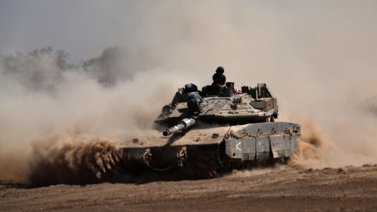 Carros de combate israelíes en la frontera con la Franja de Gaza