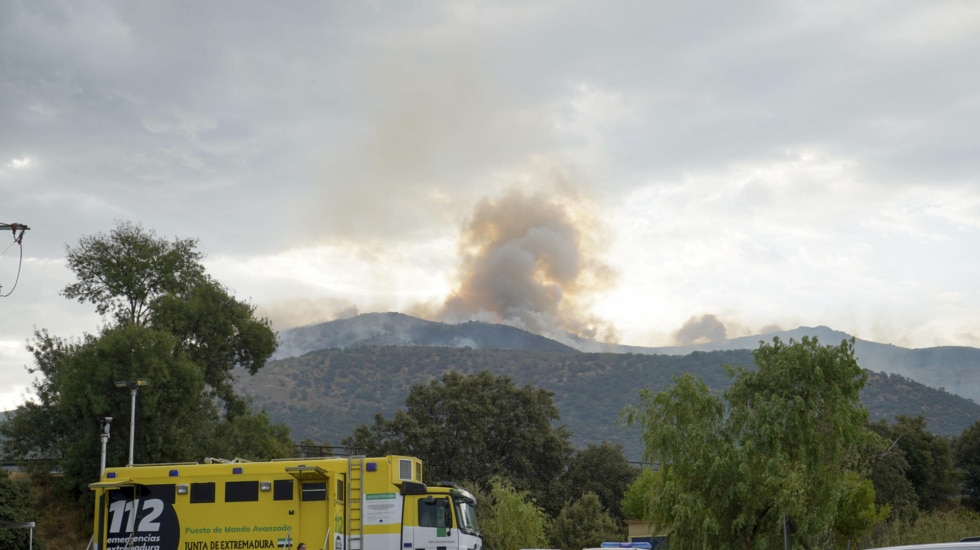 Extremadura afronta una situación crítica en Cabezabellosa por la reactivación del incendio de Jarilla