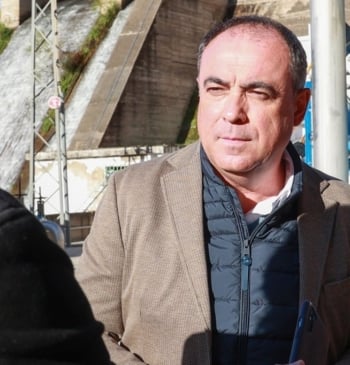 Un operario deja un ataúd usado en un contenedor de basura en [...]