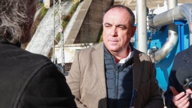 Un operario deja un ataúd usado en un contenedor de basura en Sevilla
