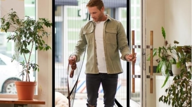 Protege tu casa de insectos y mosquitos con la mosquitera magnética de puerta que arrasa en Amazon