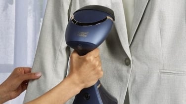 Adiós a las arrugas y los malos olores con la plancha vertical Russell Hobbs por menos de 40 €
