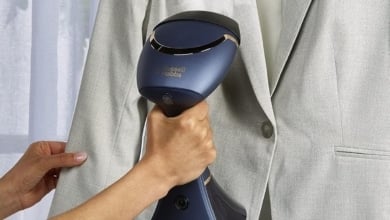 Adiós a las arrugas y los malos olores con la plancha vertical Russell Hobbs por menos de 40 €
